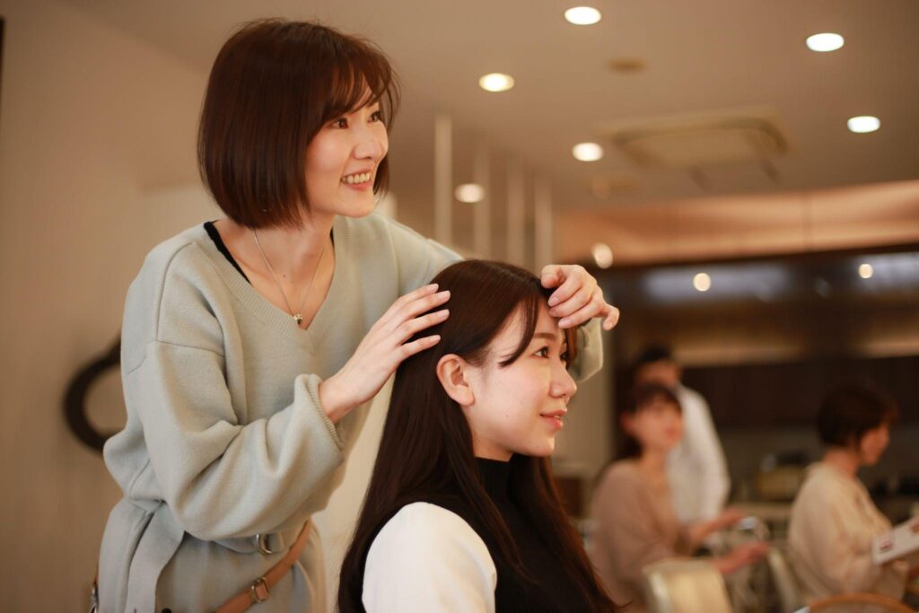 Q. ウィッグだとバレないか心配です。自然に見せるコツはありますか?